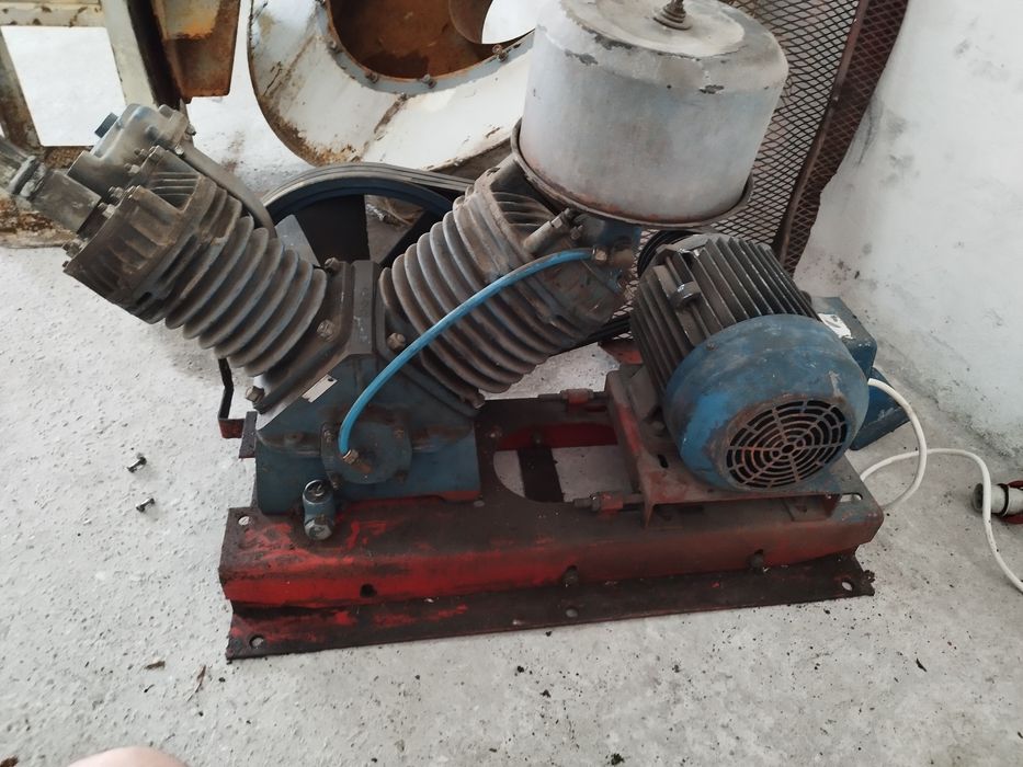 Стационарен двубутален компресор