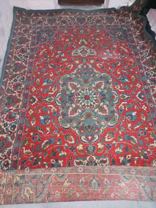 Продам ковёр размер 295 см на 195 см в хорошем состоянии.