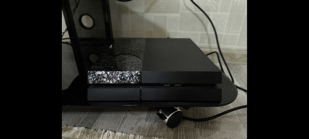 продам Playstation 4