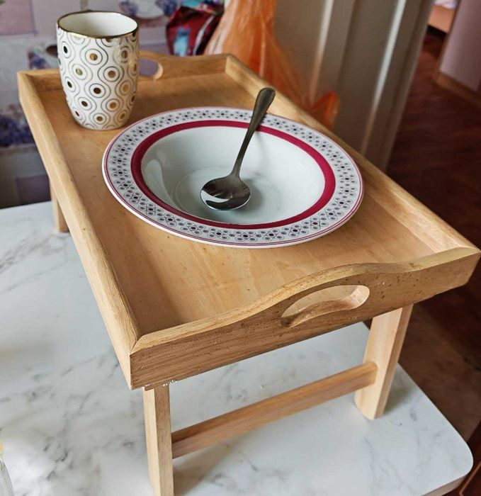 Деревянный столик для завтрака
