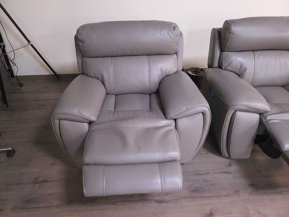 Бежови кожени фотьойли - 2 броя с електрически релакс механизъм