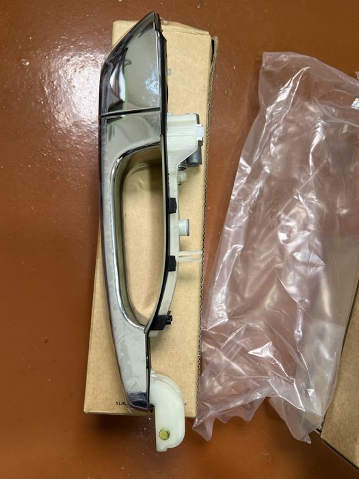 Kia Carnival 3 avlod orqa eshik ruchkasi