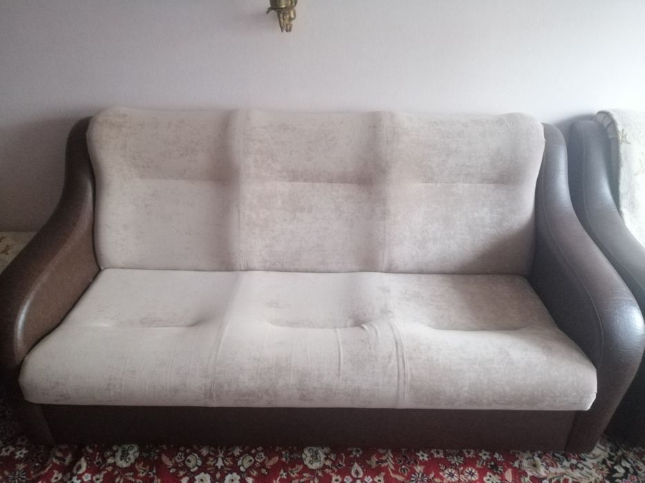 Запазен диван триместен