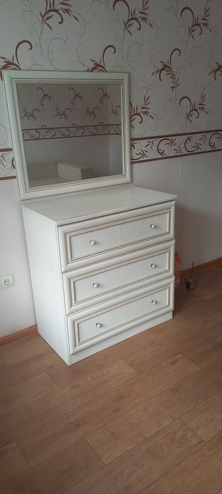 Продам комод с зеркалом