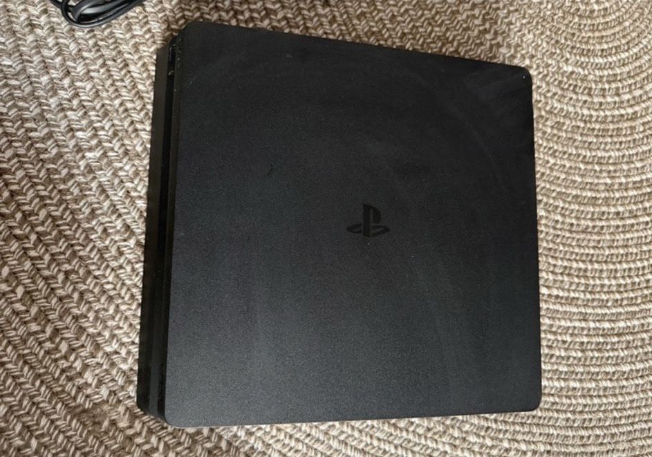 Ps 4 de vanzare plus joc la el