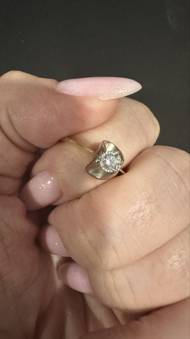 Золотое кольцо с брилиантом