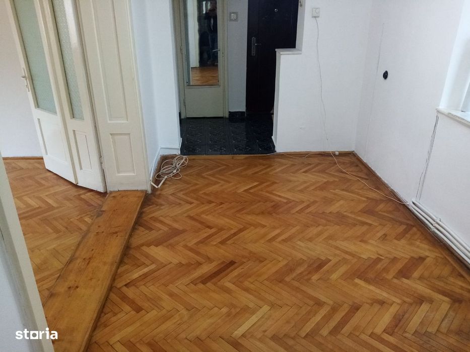 Apartament 4 camere decomandat,Simeria- zonă centrală