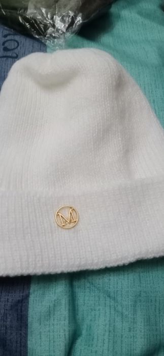 Продам две шапки.