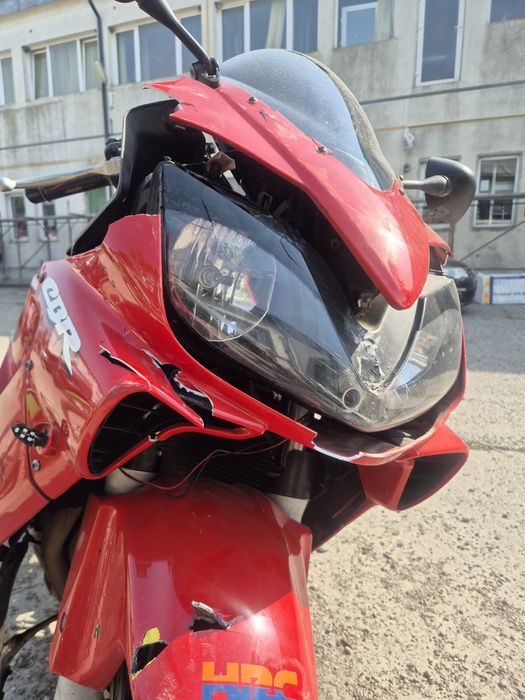 Honda cbrf4i 600 avariată