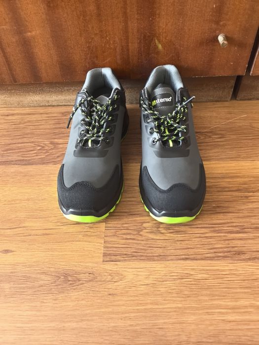 Защитни обувки, съчетаващи модерен дизайн и функционалност.