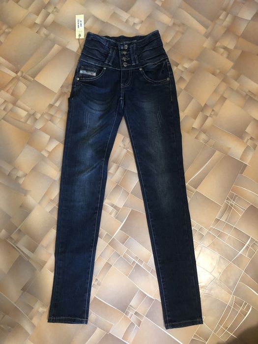 Джинсы новые.