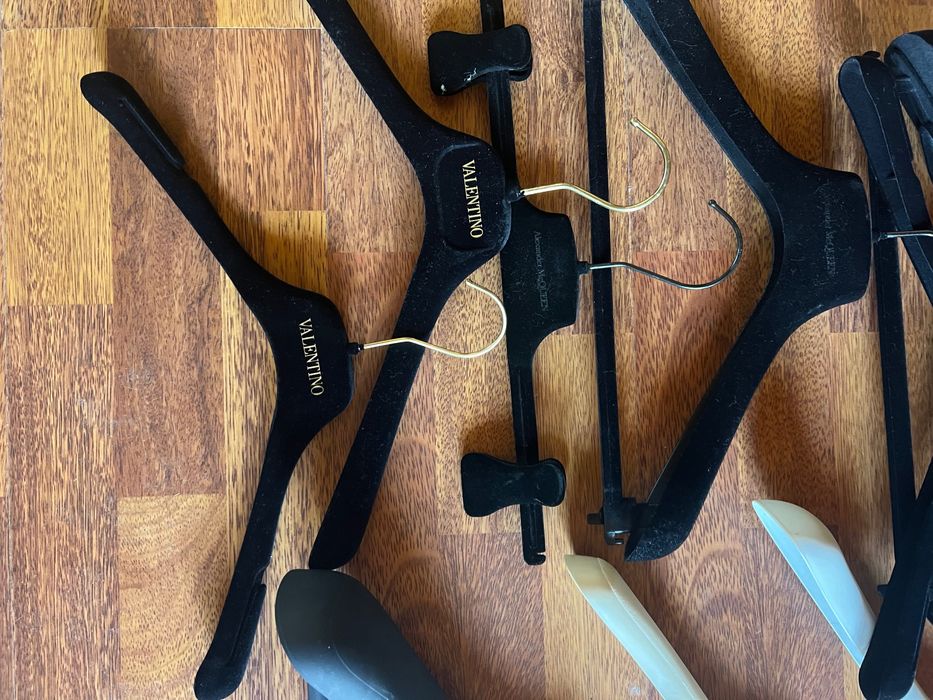 Маркови закачалки Louis Vuitton,
Alexander Mcqueen, Valentino...