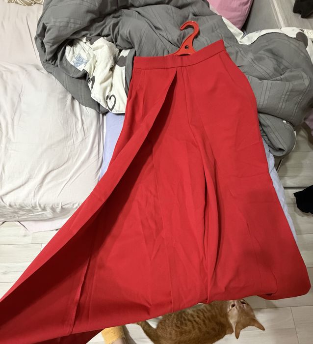 Продам красные брюки