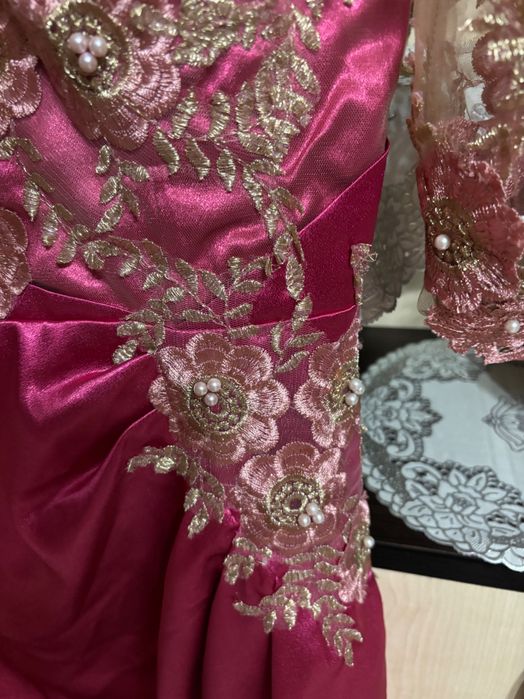 Rochie cu flori 3D roz cu crem