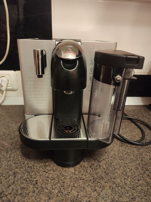 Nesspresso Lattissima Premium EN720 pt pieseM