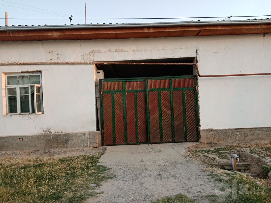ЗА городом дом продаётся, 3. 7 сотих, 6 комнота, баня и кухня отдельно