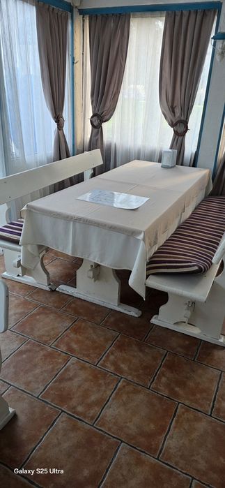 Продавам комплекти дървени маси с пейки