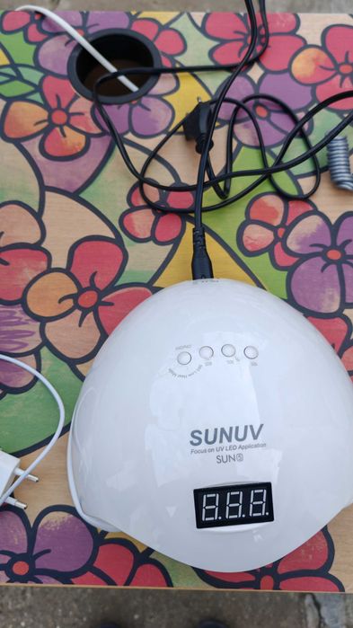 Vând produse și accesorii pentru manichiura