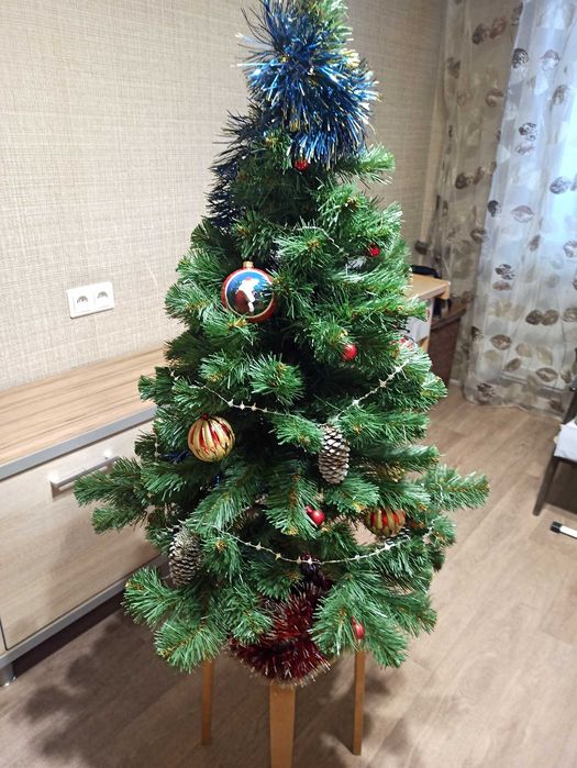 Продам ёлку искусственную высота 120см.