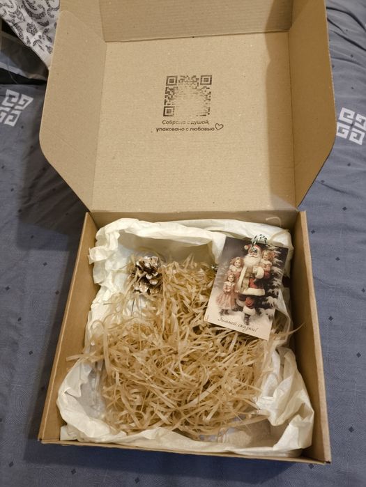 Две новогодние подарочные коробки