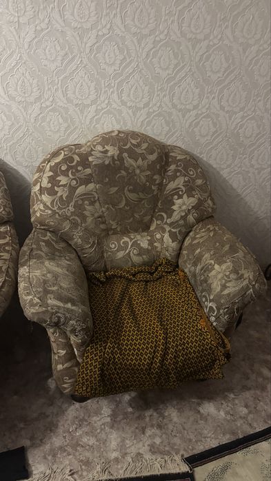 Отдам диван и два кресла