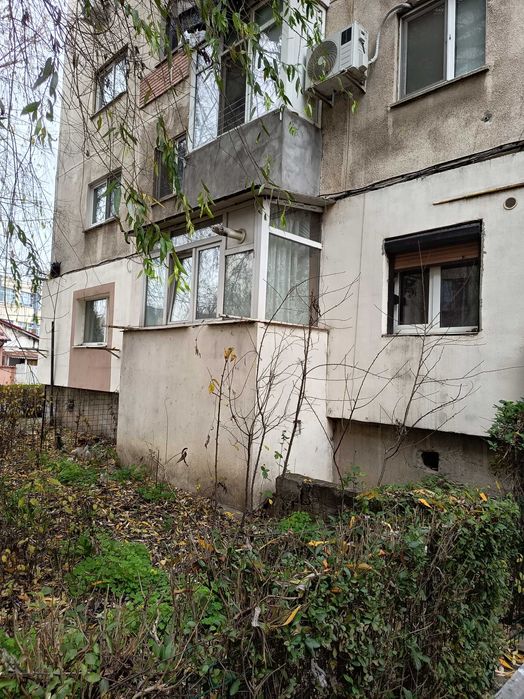 Garsoniera decomandata G.Enescu p/4 40 mp,1250 lei.