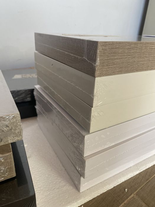 Стенни рафтове в различни цветове и размери от 40 до 70см