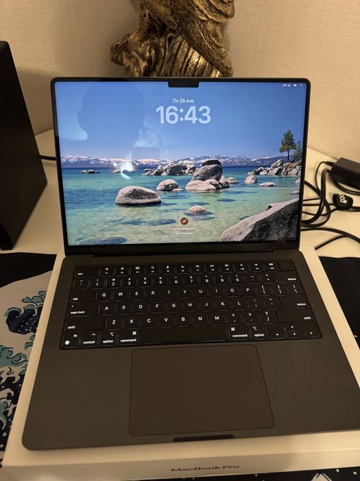 MacBook pro 14 с гарантией. 2024 MacBook Pro  14.2/ 24 гб/ SSD 1024г