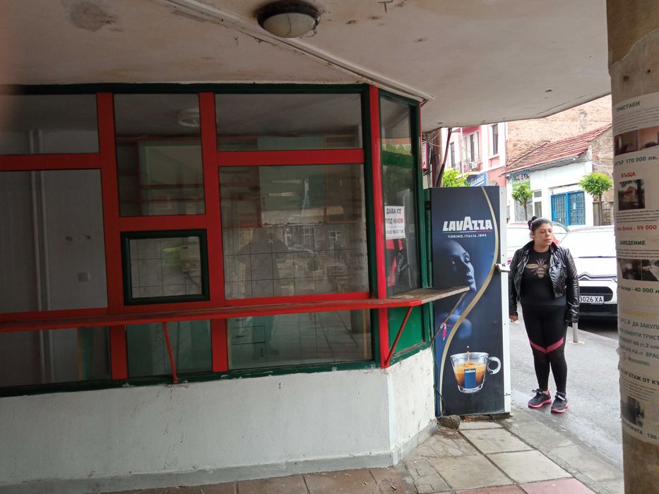 Дава се под наем Магазин в Враца, Център - 10 кв.м за 147.9 € - Снимка #1