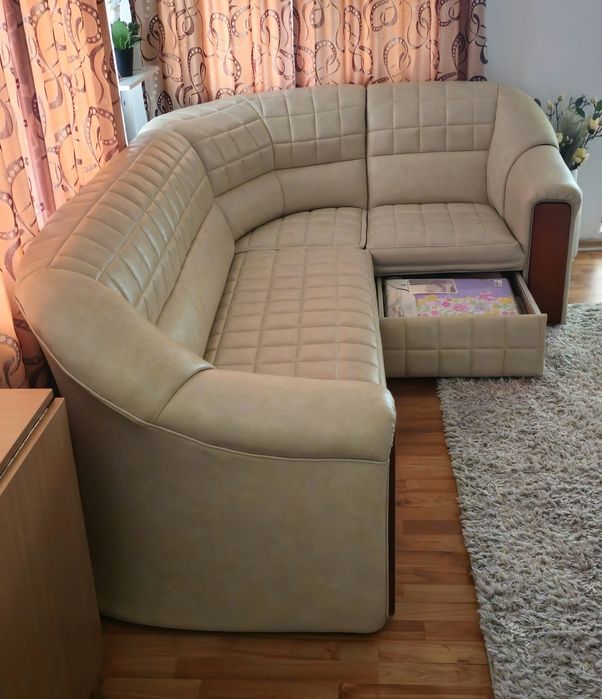 Vând colțar din piele, în stare foarte bună!