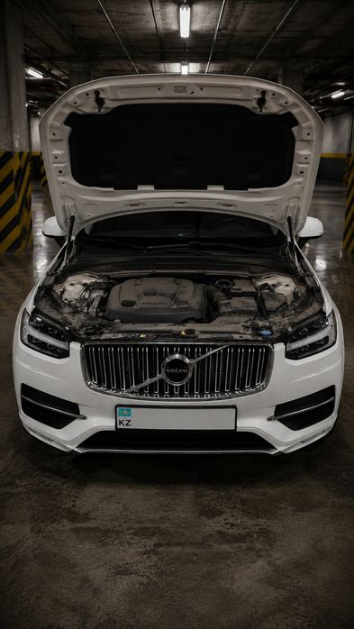 Автомобиль Volvo XC90 кроссовер