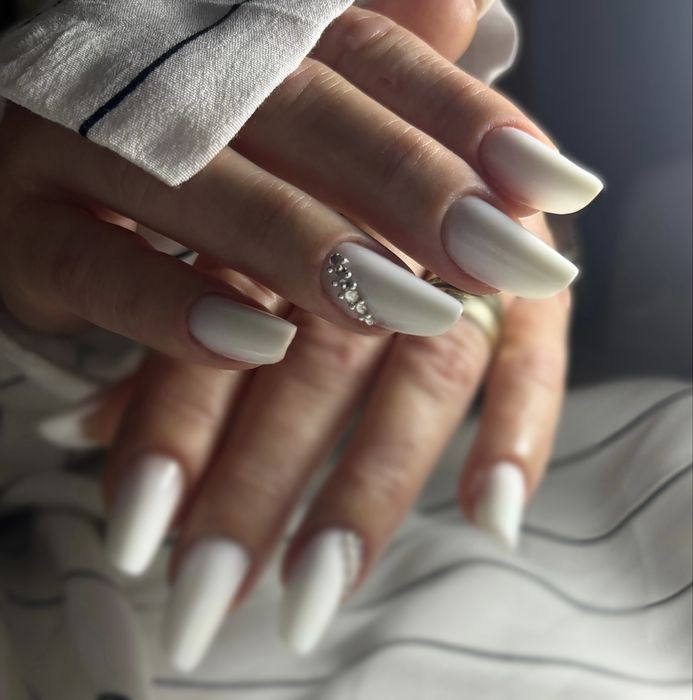 Realizez unghii cu gel