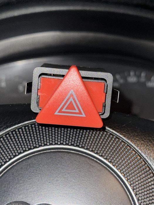 Продам кнопку аварийки для audi