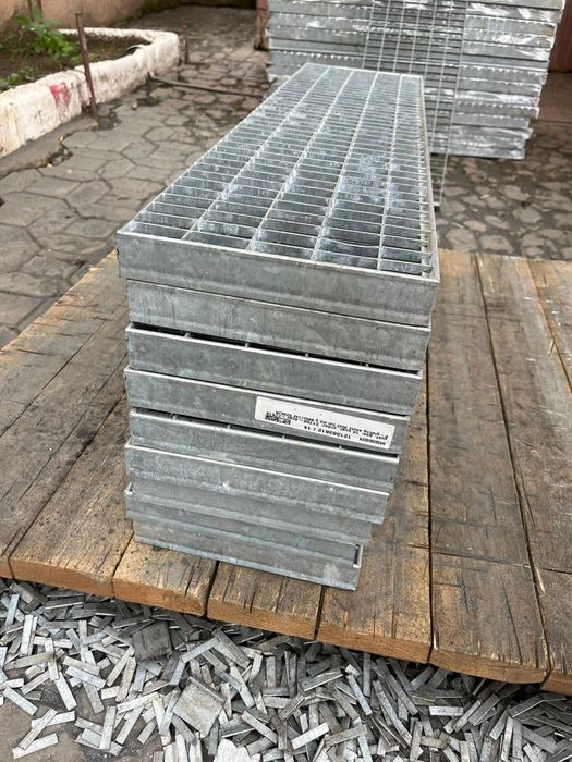 Trepte galvanizate durabile și de calitate, executate la orice dimensiune, ideale pentru scări metalice. Puteți comanda și obține mai multe detalii