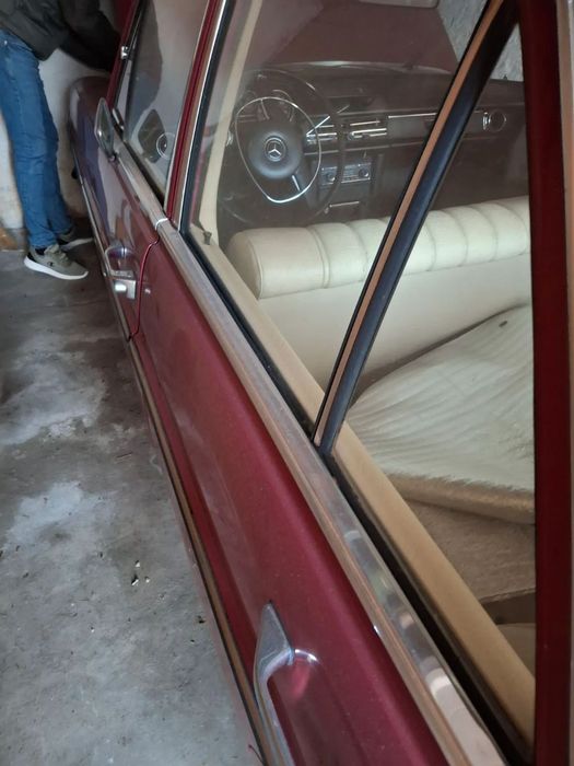 Mercedes-Benz W115 Al 3 proprietar. Masina a fost restaurata exterior