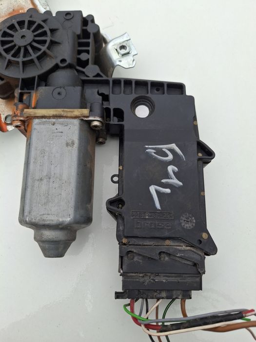 Продам стекло падёмник на пассат б 4