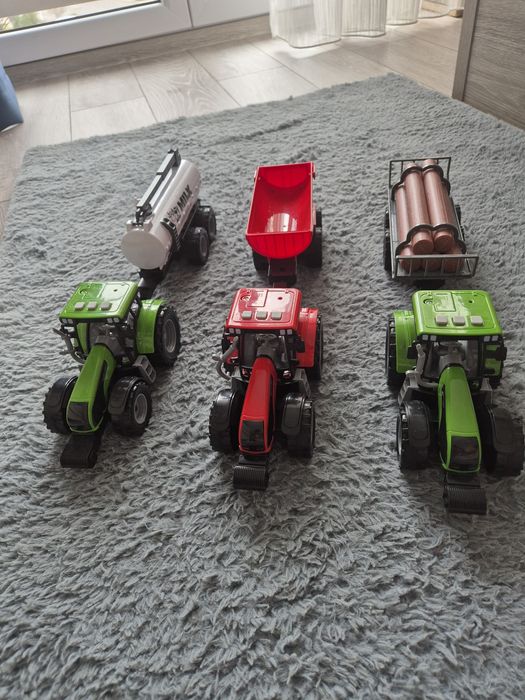 Tractoare cu diferite remorci