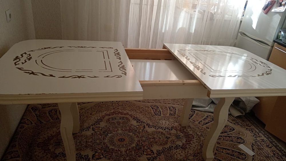 Стол, стулья и ковёр