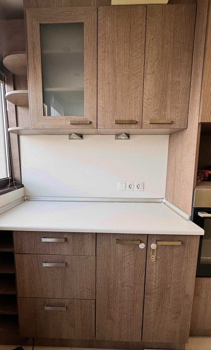 Кухненски шкафове - горни и един долен с чекмеджета