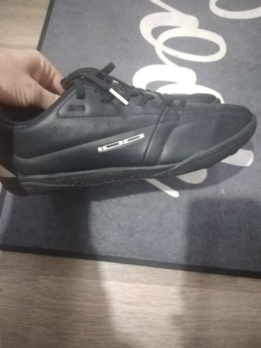 Футболни обувки за изкуствена трева