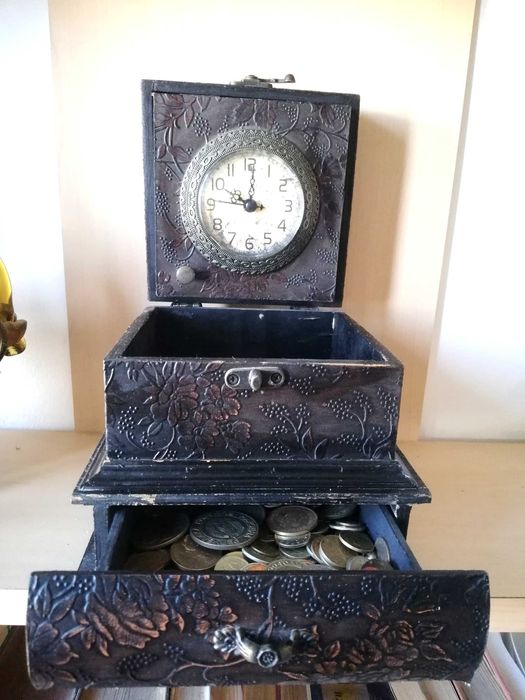 Дървена винтидж кутийка с часовник