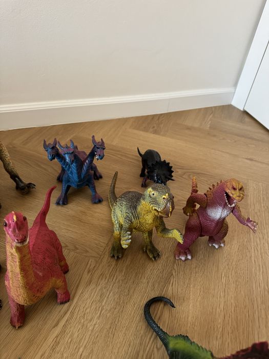 Vand colectie dinozauri