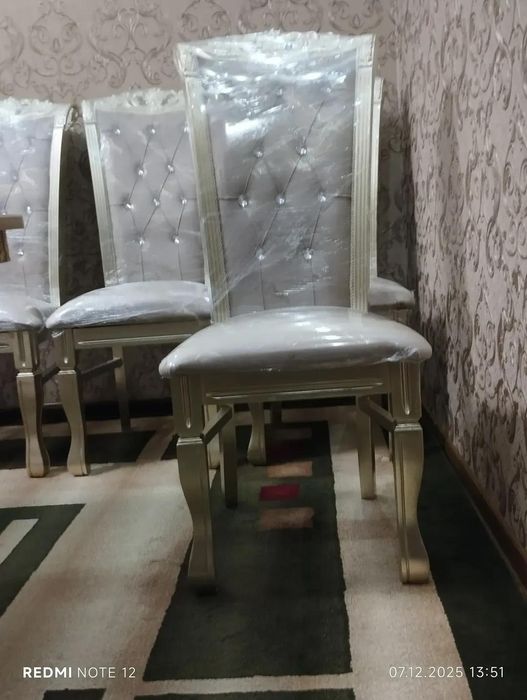Продаётся стол и стулья