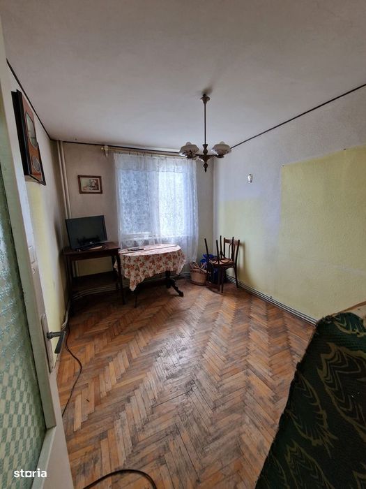 De vanzare apartament cu 3 camere si balcon, etajul 1, zona Spital Nou