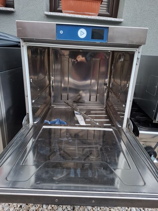 Професионална съдомиялна машина Hobart FXSTD-10B