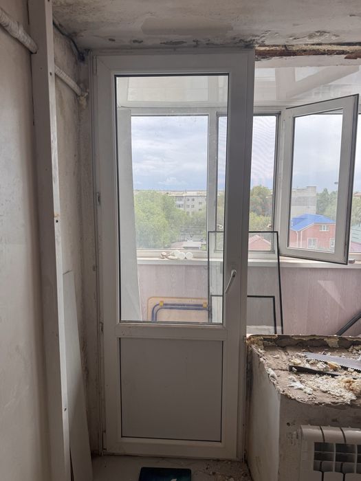 Продам пластиковую дверь б/у 211,5-77,7