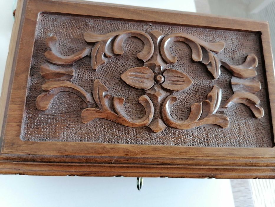 Дървена кутия за бижута