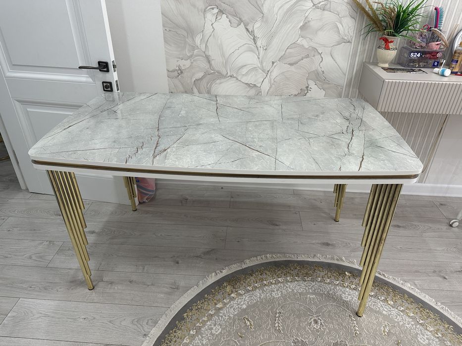 Продаётся Шикарный комплект : стол и 6 стулями