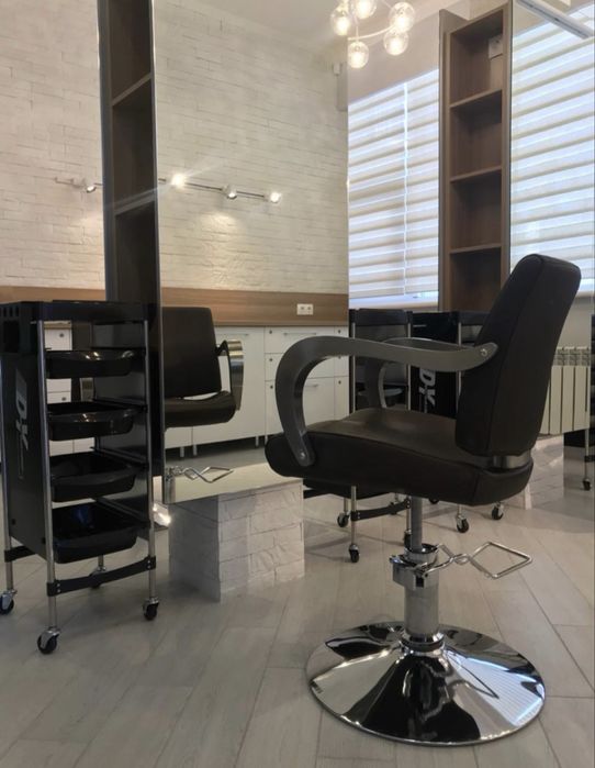 Парикмахерское кресло, сдам в аренду.