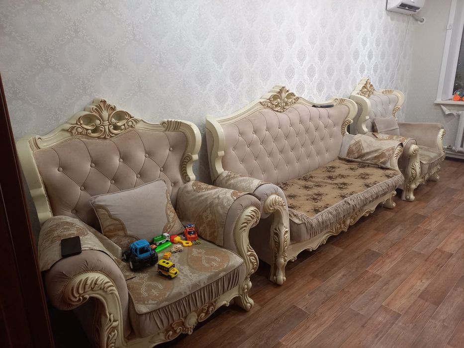 Продам диван с креслами